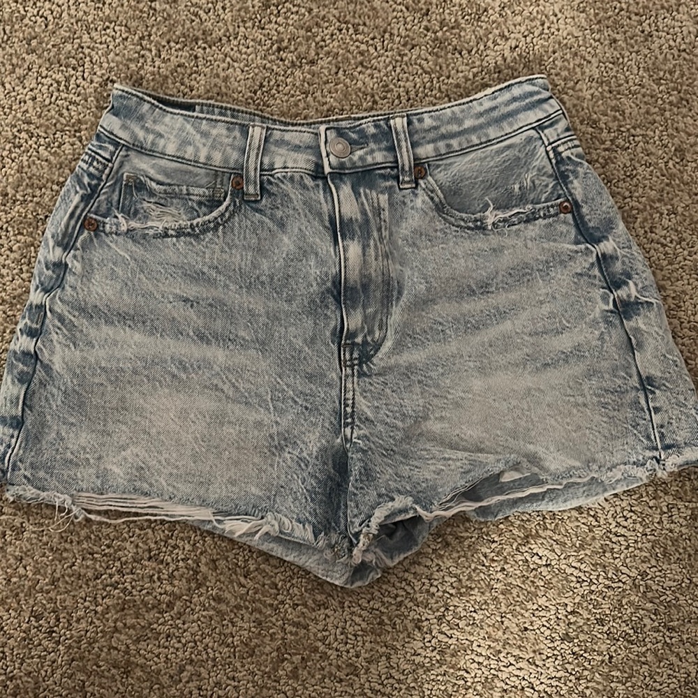 AE Denim Mom Short size 6 in light vintage color